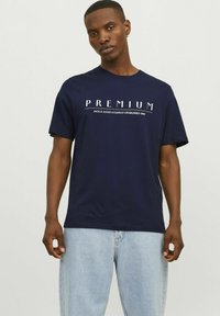 Jack & Jones PREMIUM PRINTED O-NECK - Apdrukāts T-krekls - navy blazer