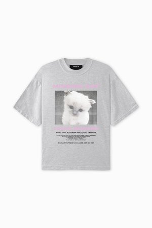 Hall halli T-särk, millel on valge kassi grafikaga print, mille all on roosa tekst "KADUNUD KASS" ning kontaktandmed auhinna kohta.