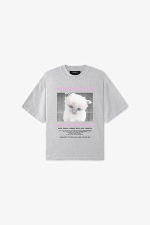 Sivá bavlnená tričko s grafikou bieleho mačiatka a ružovým textom "CHÝBA MAČKA" spolu s kontaktnými údajmi pre odmenu.