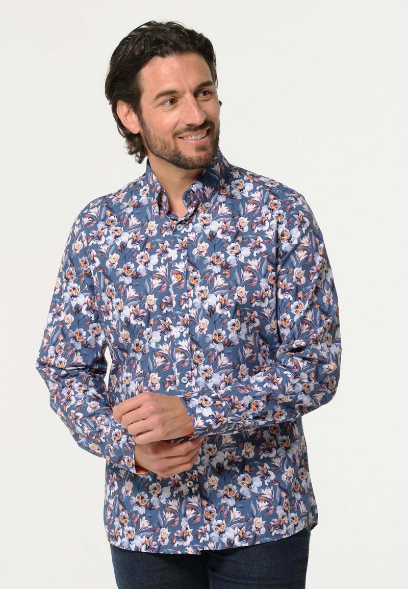 Blauwe bloemen blouse met een verscheidenheid aan bloemenpatronen, lange mouwen, een klassieke kraag en een getailleerde pasvorm.