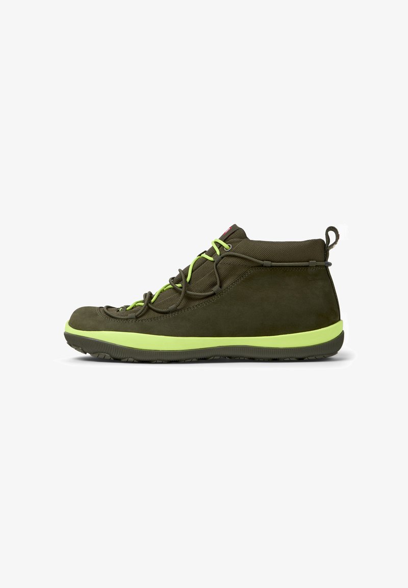 Le scarpe marroni alte presentano lacci e suola verde lime. Il design è elegante, adatto per attività all'aperto.