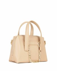 Borsa a mano in pelle beige con due manici superiori, un accento in catena dorata, forma rettangolare e una cerniera discreta su un lato.