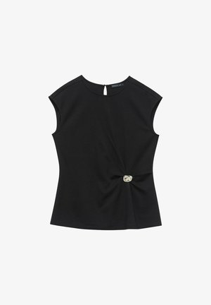 Czarny krótki top z rękawami w gładkim materiale, z przodem w stylu skręconym i dekoracyjnym srebrnym guzikiem w pasie. Z tyłu otwarcie w kształcie łezki.
