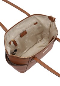 Bruine leren tote bag met een ritssluiting, ruime binnenkant, beige voering en een binnenzak. Beschikt over twee schouderbanden.