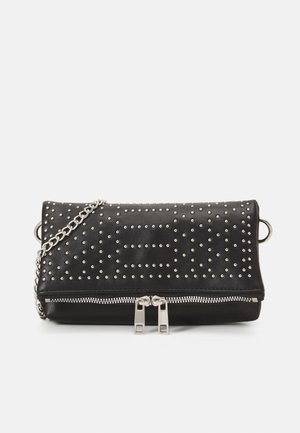 Pochette en cuir noir avec détails clous argentés, rabat pliant, double fermeture éclair et bandoulière chaîne argentée sur fond blanc.