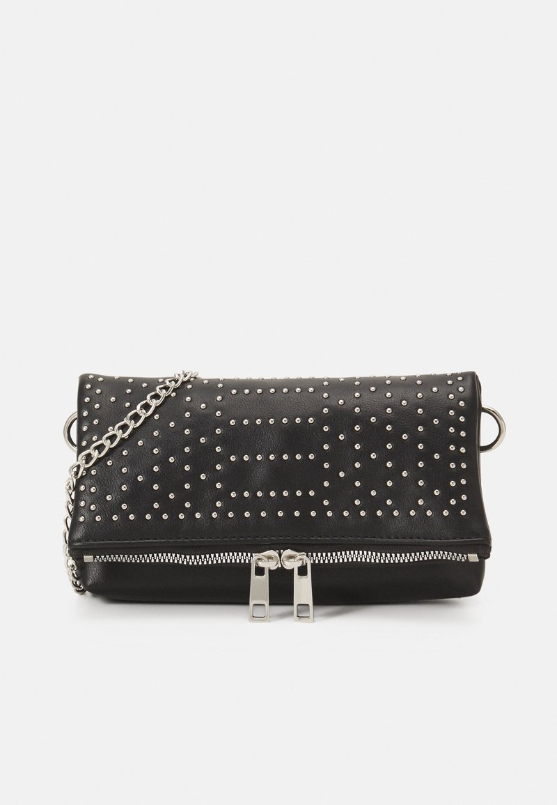 Pochette en cuir noir avec détails clous argentés, rabat pliant, double fermeture éclair et bandoulière chaîne argentée sur fond blanc.