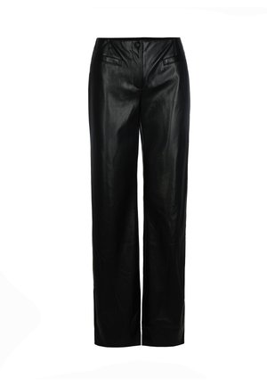 Pantaloni larghi in pelle nera con una texture liscia, dotati di chiusura con bottone e due tasche frontali. Taglio pensato per una vestibilità rilassata.