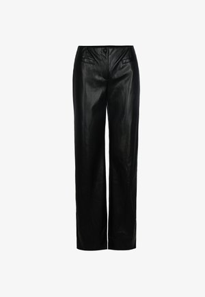 Pantaloni larghi in pelle nera con una texture liscia, dotati di chiusura con bottone e due tasche frontali. Taglio pensato per una vestibilità rilassata.