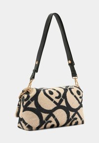 Sac à main marron et noir avec un extérieur en fourrure texturée et à motif. Dispose d'une sangle en cuir noir et d'accents en matériel doré.