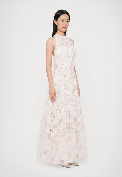 Rochie lungă și fluidă, albă, cu modele florale roz, volane suprapuse și design cu guler halter. Țesătura pare transparentă și texturată.