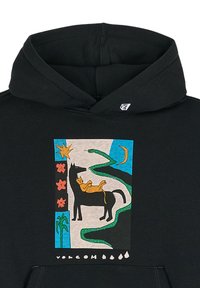 Sweat à capuche noir avec un graphique central dans des couleurs neutres. Le design inclut un loup, un chat, des plantes et des formes abstraites. Logo sur la capuche.