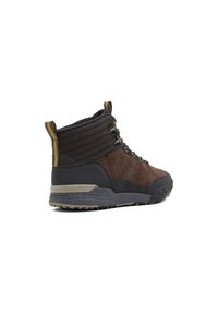 Bruine wandelschoenen met een bovenwerk van textiel, suède accenten, een robuuste zool en een gevoerde kraag; heeft een trekhaak aan de achterkant.