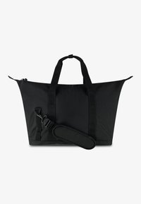 Svart duffelbag i slitesterkt stoff, med bred åpning, to håndtak, justerbar skulderstropp og glidende glidelås.