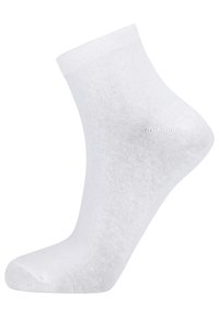Vit ankelsocka tillverkad av ett elastiskt bomullsblandning. Har en ribbad fåll och slät textur, designad för att sitta tätt runt ankeln.