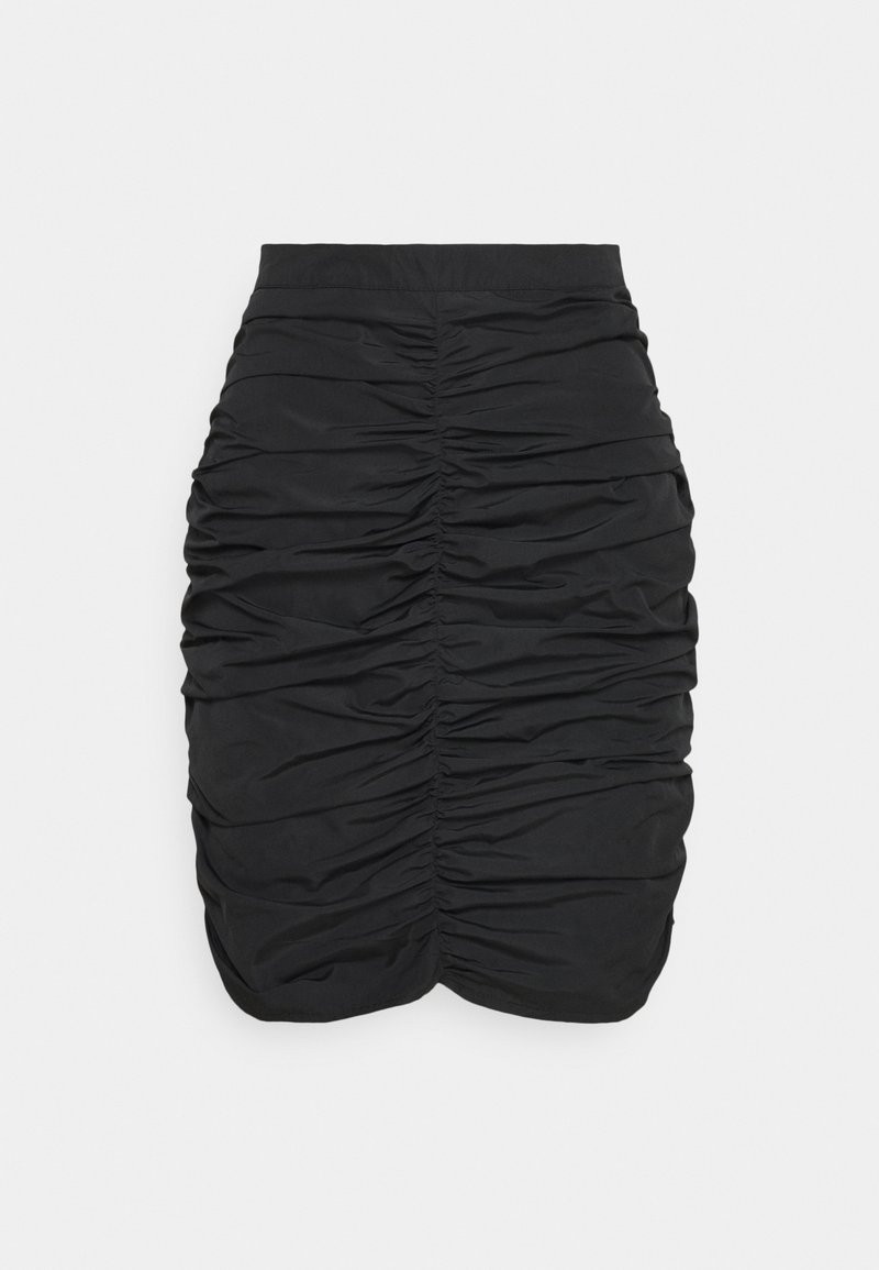 Černá skládací sukně s nařasenou texturou, strukturovaným pasem a přiléhavým střihem, vyrobená z hladké látky.