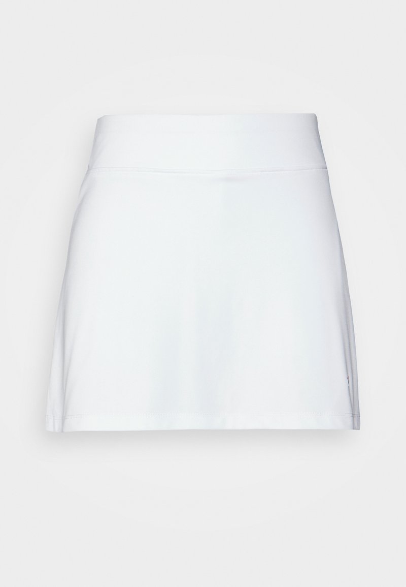 Falda deportiva blanca hecha de tela suave con una cintura elástica. Presenta una silueta acampanada y un detalle sutil de logo cerca del dobladillo.