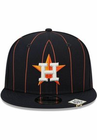 Schwarze Kappe mit orangefarbenen Streifen, featuring ein weißes und orangefarbenes gesticktes Sternenlogo mit dem Buchstaben "H". Runde Krempe und Snapback-Verschluss.