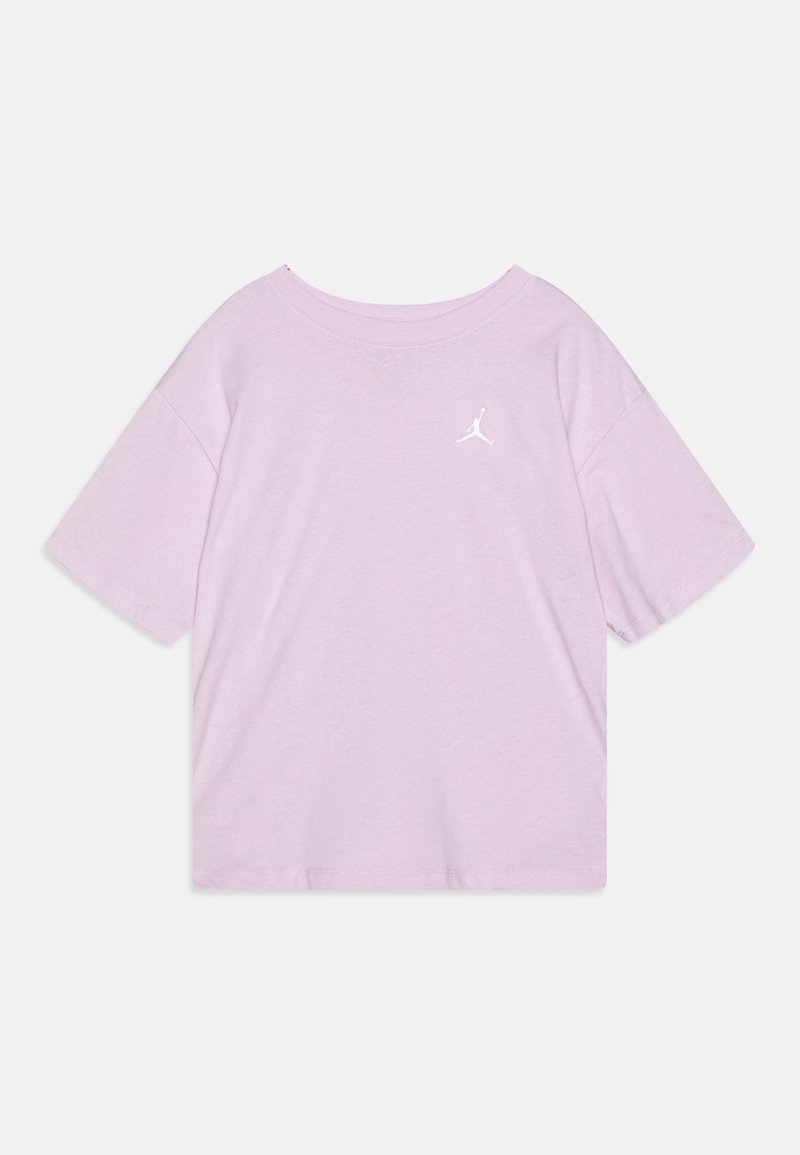 Λιλά κοντομάνικο T-shirt φτιαγμένο από μαλακό ύφασμα, με λευκό λογότυπο Jordan κεντημένο στο αριστερό στήθος και σχέδιο crew neck.
