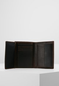 Bruine leren portefeuille geopend om de kaartsleuven, een netvak en een ruime sectie voor contant geld of documenten te tonen. Gladde textuur, minimalistisch ontwerp.