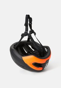 Casco de bicicleta con un exterior negro y un acento naranja. Incluye correas ajustables y agujeros de ventilación para flujo de aire.