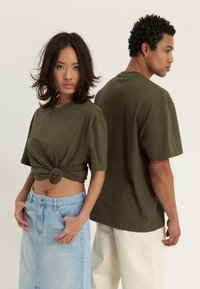 YOURTURN UNISEX BASIC OVERSIZED T-SHIRT - Jednoduché tričko - khaki