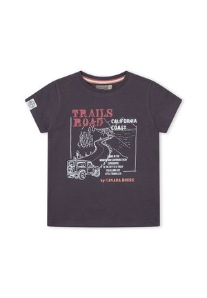 Camiseta de manga corta gris oscuro con diseño "Trails Road California Coast", que presenta una carretera sinuosa, árboles, costa y una ilustración de un vehículo todoterreno.