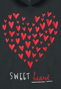 Juodas megztinis su gobtuvu, papuoštas siuvinėtais raudonais širdelėmis, išdėstytomis širdies forma, su užrašu "SWEET" baltai ir "heart" raudonai kursyvu žemiau.
