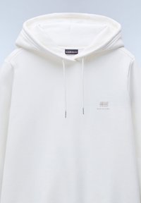 Witte hooded sweatshirt gemaakt van zachte stof. Heeft een klein geborduurd logo op de borst en trekkoorden voor de capuchon.