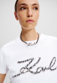 KARL LAGERFELD BOUCL� SIGNATURE - Camiseta estampada - white