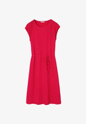 Vestido rojo de longitud a la rodilla con un ajuste holgado, mangas cortas tipo capucha, escote redondo y un cinturón de lazo en la cintura. Confeccionado en tela texturizada.