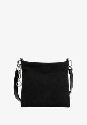 Schwarze Wildleder-Handtasche mit glatter Textur, ausgestattet mit einem abnehmbaren Tragegurt, silbernem Zubehör und einem runden Markenemblem. Schlichte, rechteckige Form.