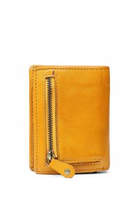 Cartera de cuero amarillo con un bolsillo con cremallera, forma rectangular, costuras visibles y un detalle de cierre a presión. Textura suave en toda la superficie.