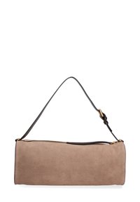 Lange, rechthoekige beige suede handtas met een donker leren hengsel en gouden hardware, met een ritsluiting langs de bovenrand.