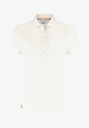 Polo blanco de manga corta con cinco botones y cuello, con un pequeño parche de marca cerca del dobladillo y un detalle a rayas en el interior del cuello.