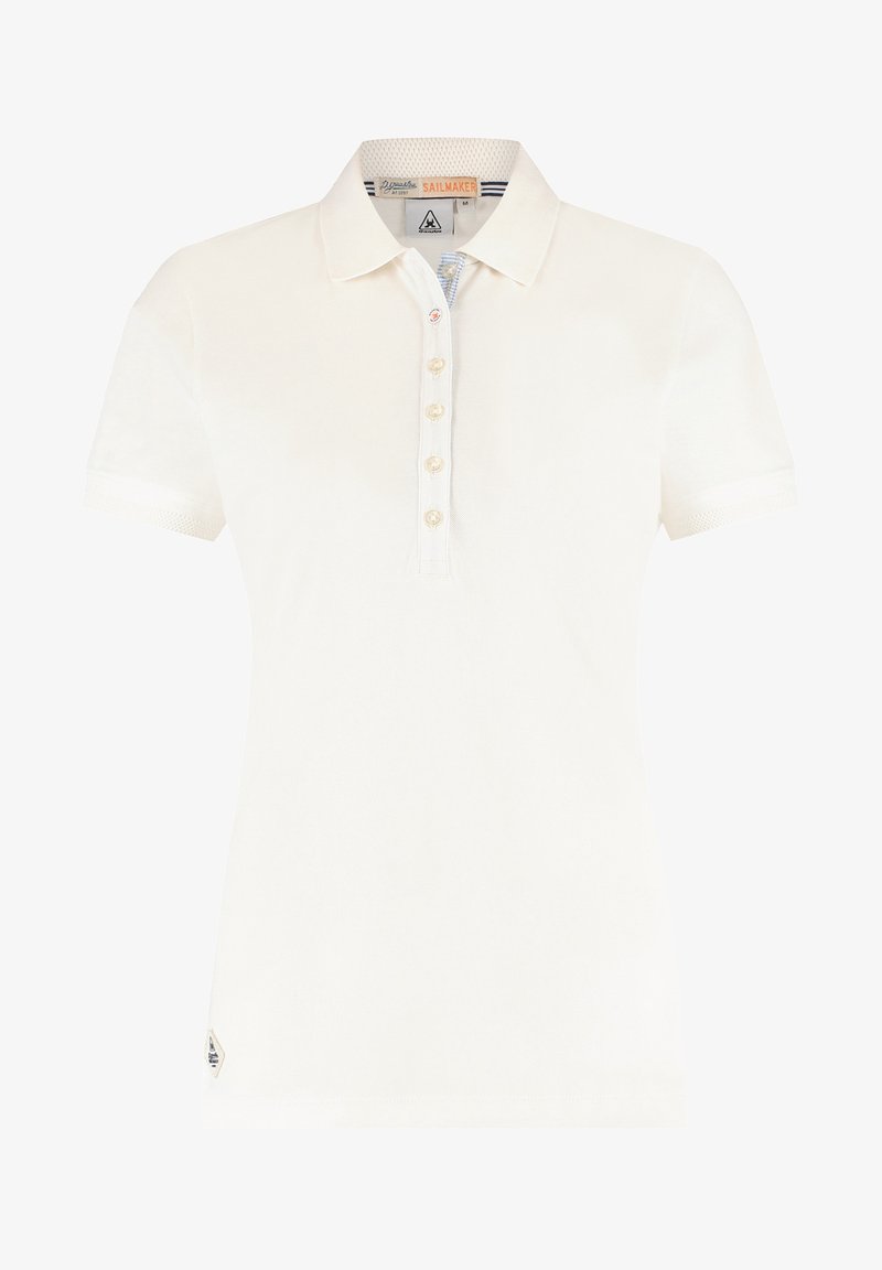 Polo blanco de manga corta con cinco botones y cuello, con un pequeño parche de marca cerca del dobladillo y un detalle a rayas en el interior del cuello.