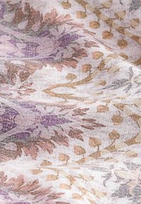 Tissu avec un motif floral doux, présentant des feuilles et des vignes aux tons violets sourds, beige et marron sur un fond clair et texturé.
