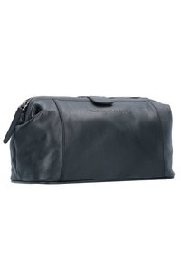 Borsa da toiletta nera in pelle con forma rettangolare, chiusura con zip e texture liscia. Include un piccolo flap per una maggiore sicurezza.