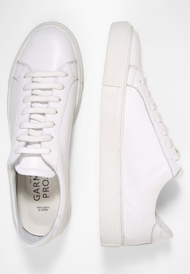 GARMENT PROJECT TYPE Joggesko white Zalando.no GARMENT PROJECT TYPE Joggesko earth Zalando.no