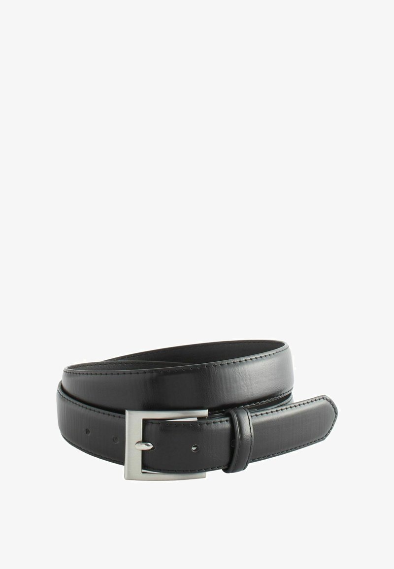 Ceinture en cuir noir avec texture lisse, boucle en métal argenté et détails de couture visibles. Elle présente plusieurs trous pour l'ajustement.