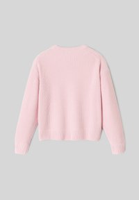 Pull côtelé rose avec un col rond, des manches longues et une coupe décontractée avec un ourlet épais et texturé.
