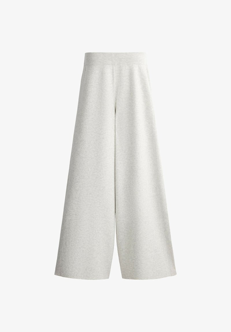Pantalon large en maille gris clair avec une taille élastique côtelée et des détails sur les panneaux latéraux, présenté sur fond blanc.
