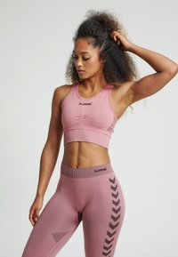 Hummel - FIRST SEAMLESS  - Sportski grudnjak sa srednje jakom potporom - dusty rose Minijatura 1