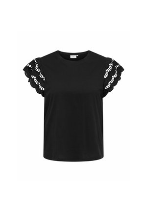 Czarna bluzka z krótkim rękawem z falującymi koronkowymi wycięciami na rękawach i okrągłym dekoltem na białym tle.