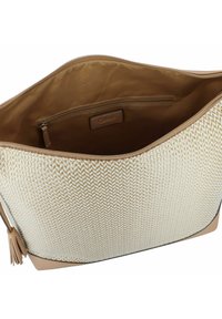 Borsa intrecciata beige con un motivo testurizzato, dettagli in pelle e chiusura con zip. L'interno presenta una tasca a scomparsa e un rivestimento liscio color beige.