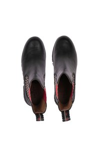 Stivaletti neri in pelle con motivo a scacchi, dettagli rossi, lati elasticizzati e suole in gomma textured. Include un pratico tirante sul tallone.