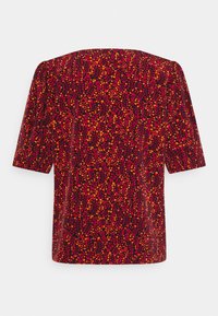 Schwarzes Kurzarmoberteil mit einem floralen Muster aus rosa, orange und roten Details. Lässiger Schnitt mit geradem Ausschnitt und strukturiertem Stoff.