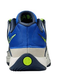 Blauwe en grijze sportschoen met een getextureerd bovenwerk, neon groene accenten en een ronde zool met een "EASY" logo. Achteraanzicht getoond.