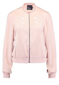 Lichtroze bomberjack met ribbelmanchetten en een rits aan de voorkant. Bevat geborduurde vogels en bladeren op de borst. Gemaakt van gladde stof.