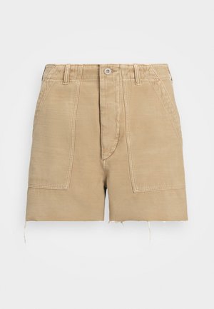 Shorts beige décontractés avec grandes poches avant, passants de ceinture, fermeture par bouton et ourlets bruts effilochés.