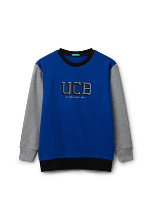 Felpa blu con maniche grigie, caratterizzata da un logo "UCB" in nero e grigio e dalla scritta "ESTABLISHED 1965". Collo e orlo a costine neri.